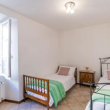 Guesthost - Roomy Period Near The X6 Ferienhaus *