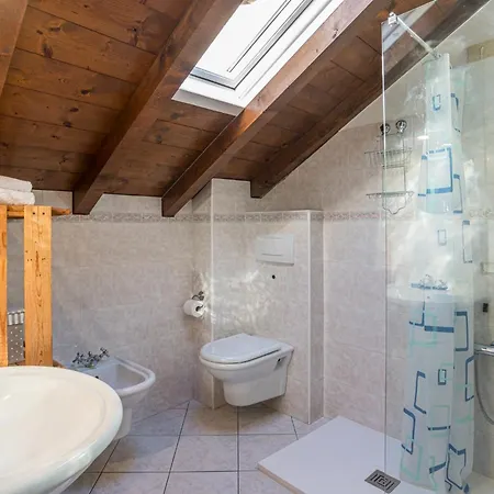 Guesthost - Roomy Period Near The X6