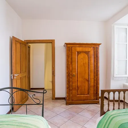 Guesthost - Roomy Period Near The X6 Ferienhaus