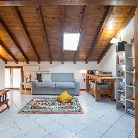 Guesthost - Roomy Period Near The X6 *